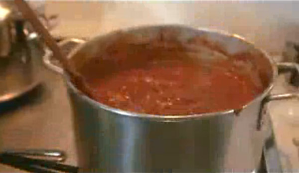 The tomato sauce has to be stirred 